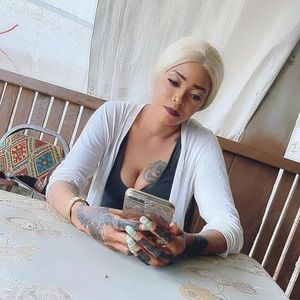 Meet your Posher, Khadesajor